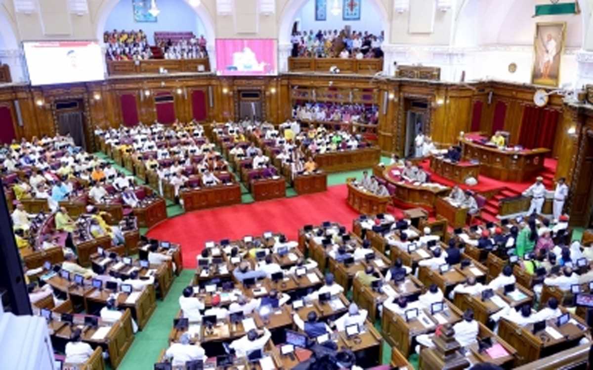 नारी शक्ति के नाम रहे यूपी विधानमंडल के दोनों सदन नारी शक्ति के नाम रहे यूपी विधानमंडल के दोनों सदन